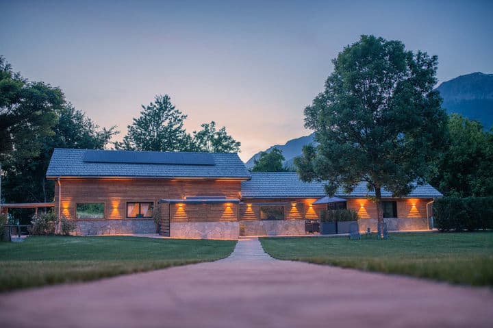 Exterior of the Cosy Alpes domaine in Crots