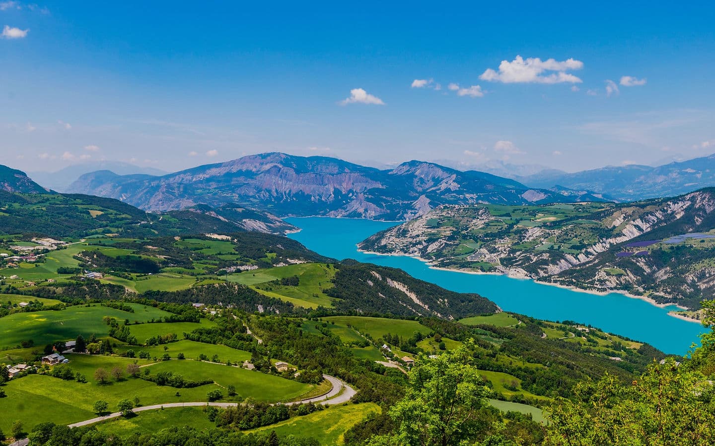 Paysage de montagne et lac autour des gîtes Cosy Alpes aux Crots
